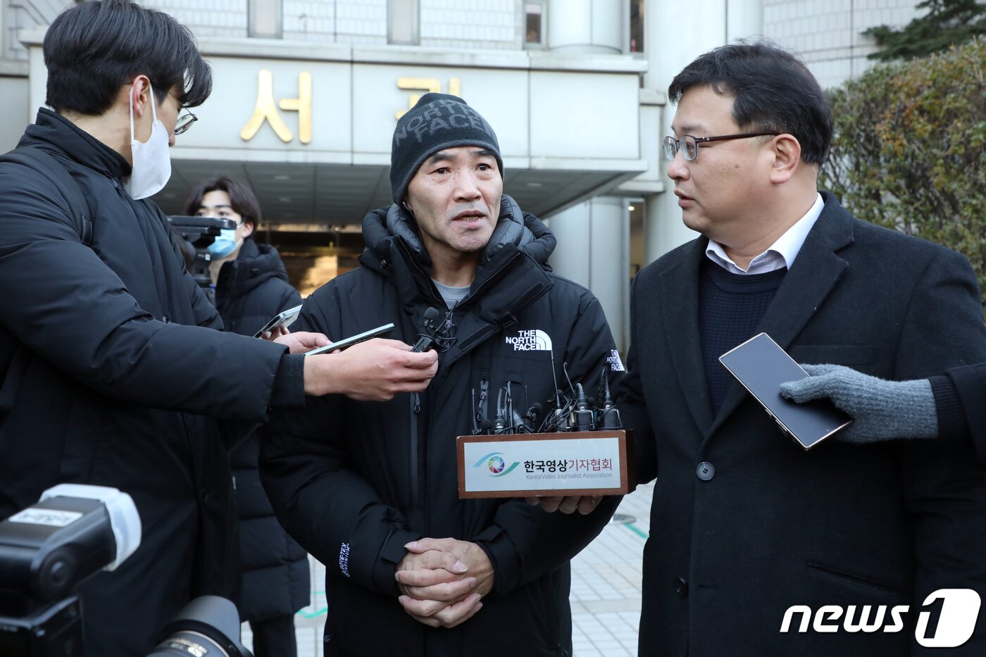 본문 이미지 - 서해 피격 공무원의 친형 이래진 씨가 2일 오전 서울 서초구 서울중앙지방법원에서 서훈 전 국가안보실장의 구속 전 피의자심문(영장실질심사) 출석 후 취재진 질문에 답하고 있다. 2022.12.2/뉴스1 ⓒ News1 황기선 기자