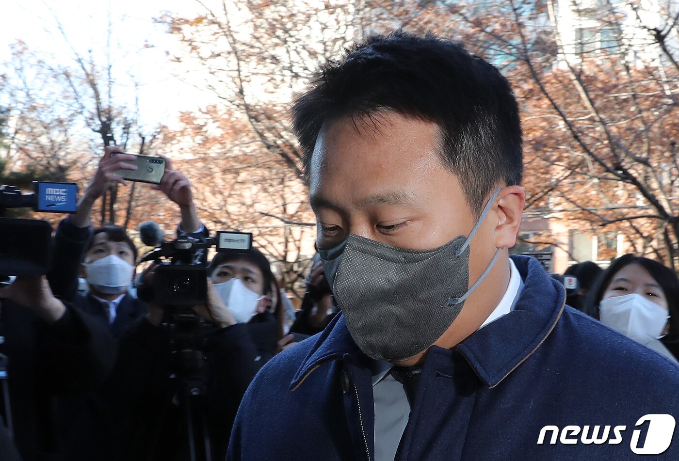 본문 이미지 - 테라·루나 폭락 사태와 관련해 자본시장법 위반 등 혐의를 받는 신현성 차이코퍼레이션 총괄대표가 2일 오전 서울 양천구 서울남부지법에서 열린 영장실질심사에 출석하고 있다. 2022.12.2/뉴스1 ⓒ News1 김진환 기자