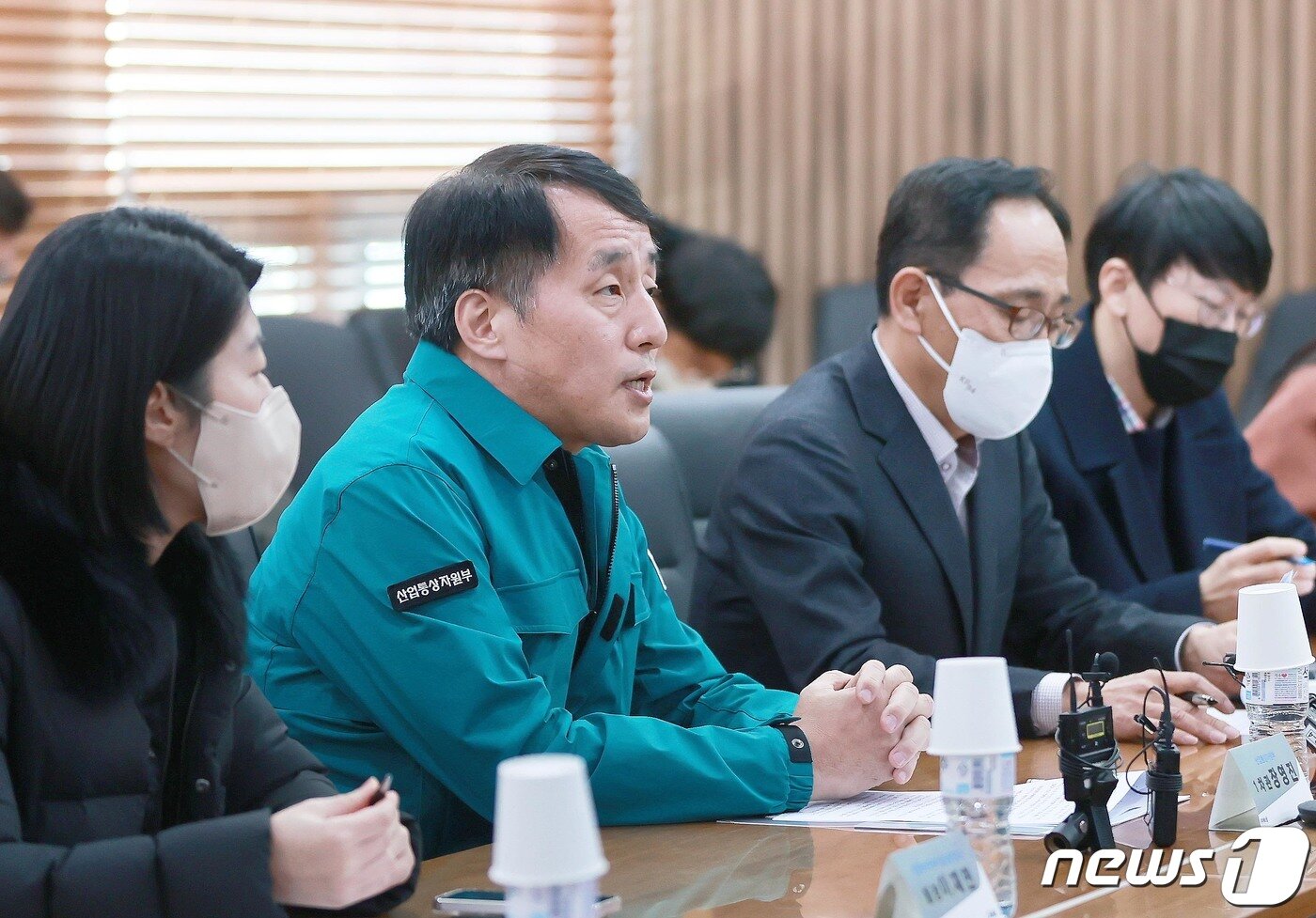 본문 이미지 - 장영진 산업통상자원부 1차관이 2일 오전 화물연대 집단 운송거부 관련 철강산업 현장을 점검하기 위해 세아베스틸 군산공장을 방문해 회사 운영현황 및 애로사항을 청취하고 있다. (산업통상자원부 제공) 2022.12.2/뉴스1