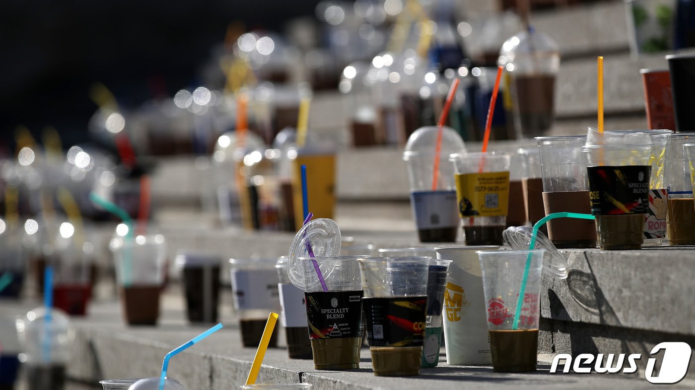 본문 이미지 - 녹색연합과 여성환경연대, 환경운동연합, 이제석광고연구소 관계자들이 지난해 12월2일 &#39;1회용컵 보증금제 전국 시행&#39;을 촉구하는 퍼포먼스를 위해 서울 종로구 세종문화회관 계단에 가져다 놓은 1회용 컵들. /뉴스1 ⓒ News1 박지혜 기자