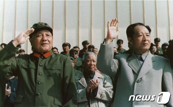 덩샤오핑과 후야오방(우). 1981년 사진이다. - 바이두 갈무리