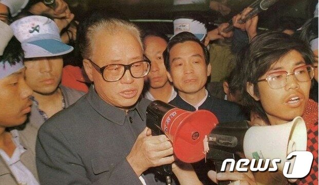 본문 이미지 - 천안문 사건 당시 천안문에 간 자오쯔양. 오른쪽에 원자바오 전총리의 젊은시절 모습도 보인다. - 바이두 갈무리