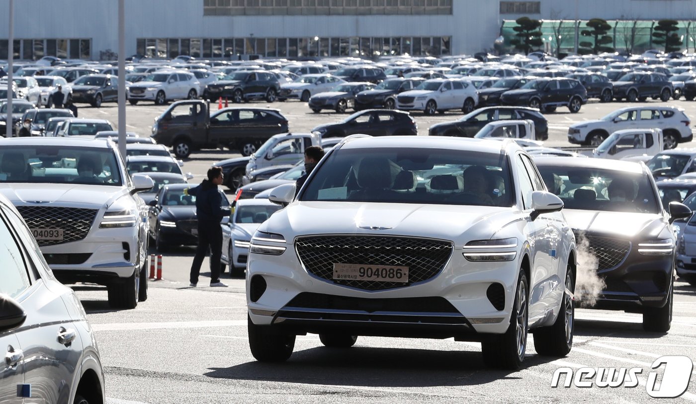 본문 이미지 - 민주노총 공공운수노조 화물연대본부의 집단운송거부&#40;총파업&#41; 행동이 9일째 이어진 2일 오후 울산 북구 현대자동차 울산공장에서 임시 번호판을 부착한 완성차가 빠져나오고 있다. 현대차는 화물연대 파업이 장기화되면서 완성차를 각 지역 출고센터로 이송하는 &#39;로드 탁송&#39;을 이어가고 있다. 2022.12.2/뉴스1 ⓒ News1 윤일지 기자