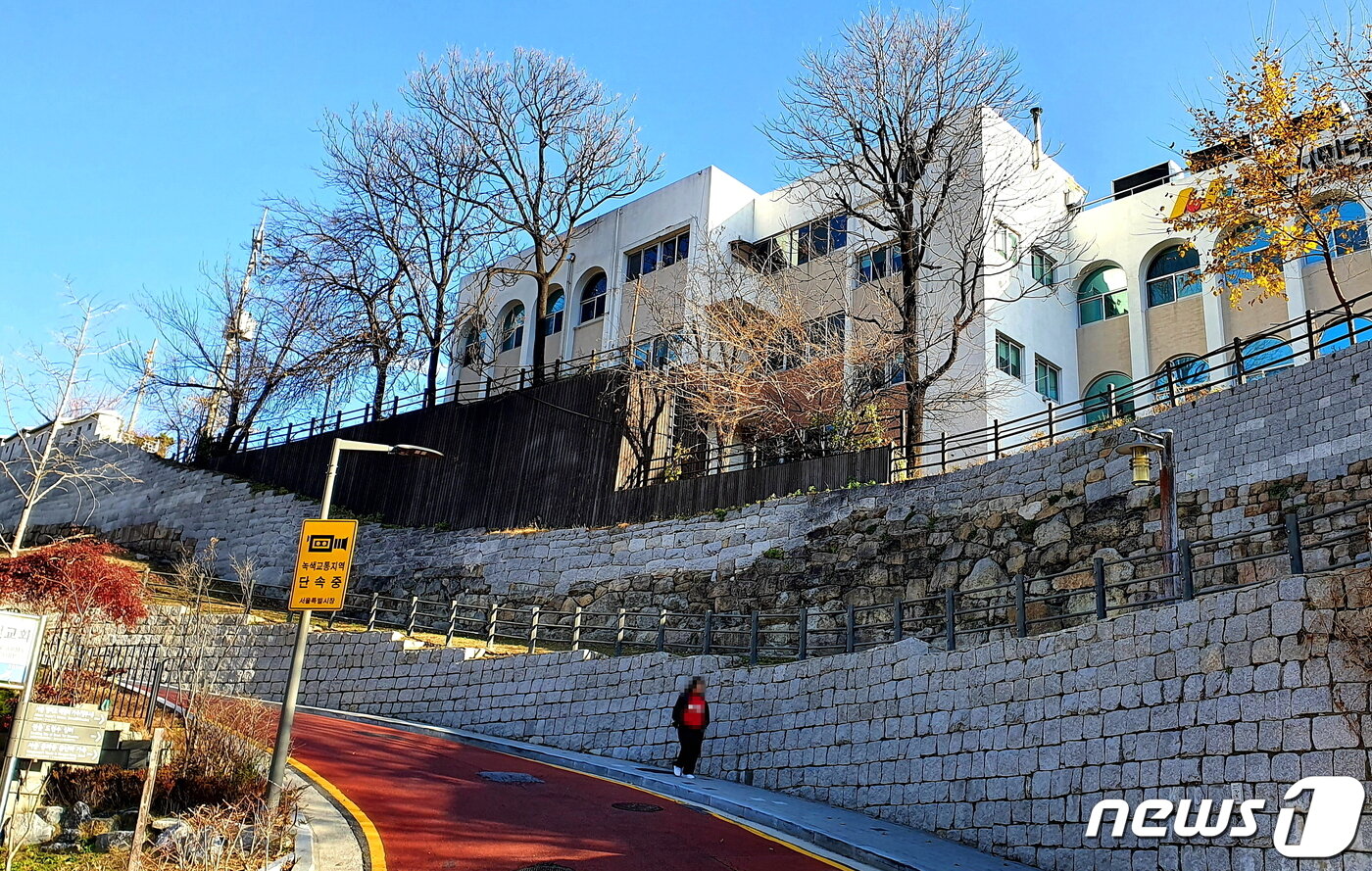 본문 이미지 - 돈의문에서 인왕산 방향으로 첫 한양도성의 모습. 600년 역사의 검은 돌에서는 흙냄새가, 최근 쌓은 하얀 석축과 윗돌에서는 비린내가 나는 듯하다.