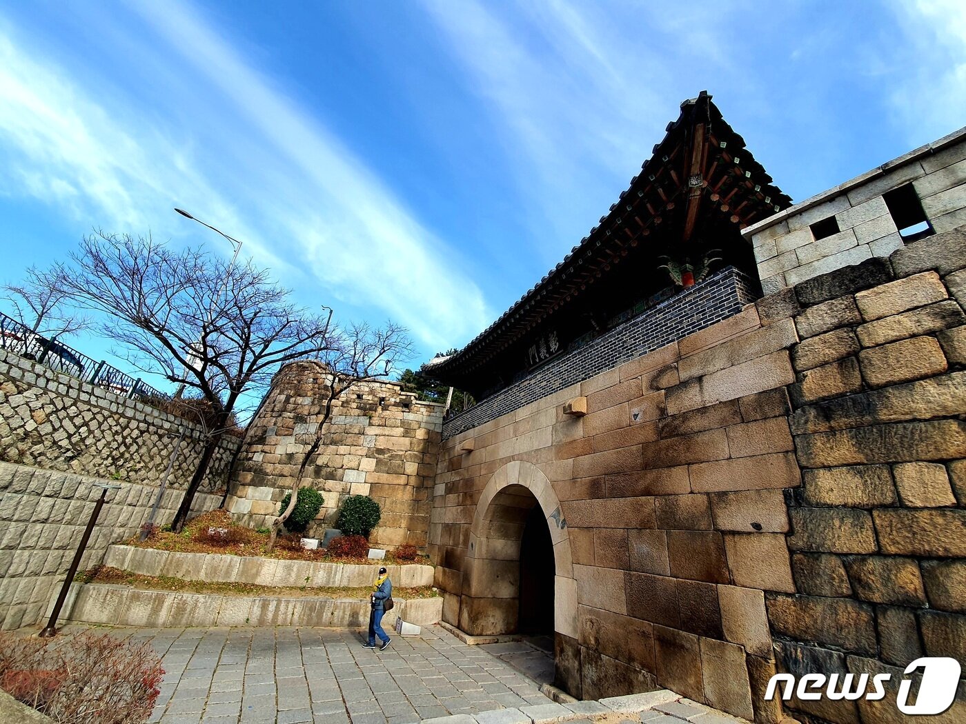 본문 이미지 - 창의문. 개성의 자하동처럼 경치가 좋은 곳에 있다 하여 흔히 자하문(紫霞門)으로 불렀다.