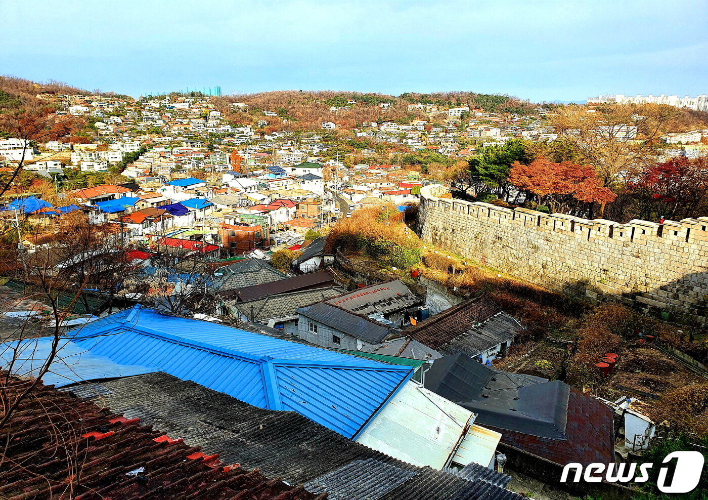 본문 이미지 - 성북동의 음지와 양지. 북향인 북정마을엔 그늘이 들었고, 건너편의 고급 주택지와 고층아파트에는 햇빛이 따갑다.