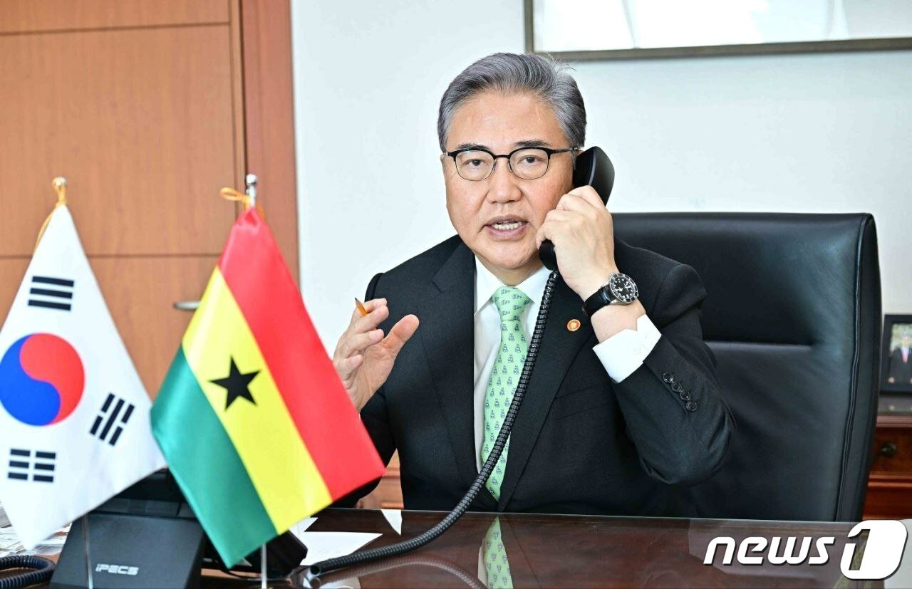 본문 이미지 - 박진 외교부 장관이 지난달 24일 기니만 인근 해역에서 우리 국민이 탑승한 선박이 해적에 억류됐다는 연락을 받고 방한 중인 가나 국방장관에게 연락해 도움을 요청했다고 외교부가 밝혔다.(외교부 제공)