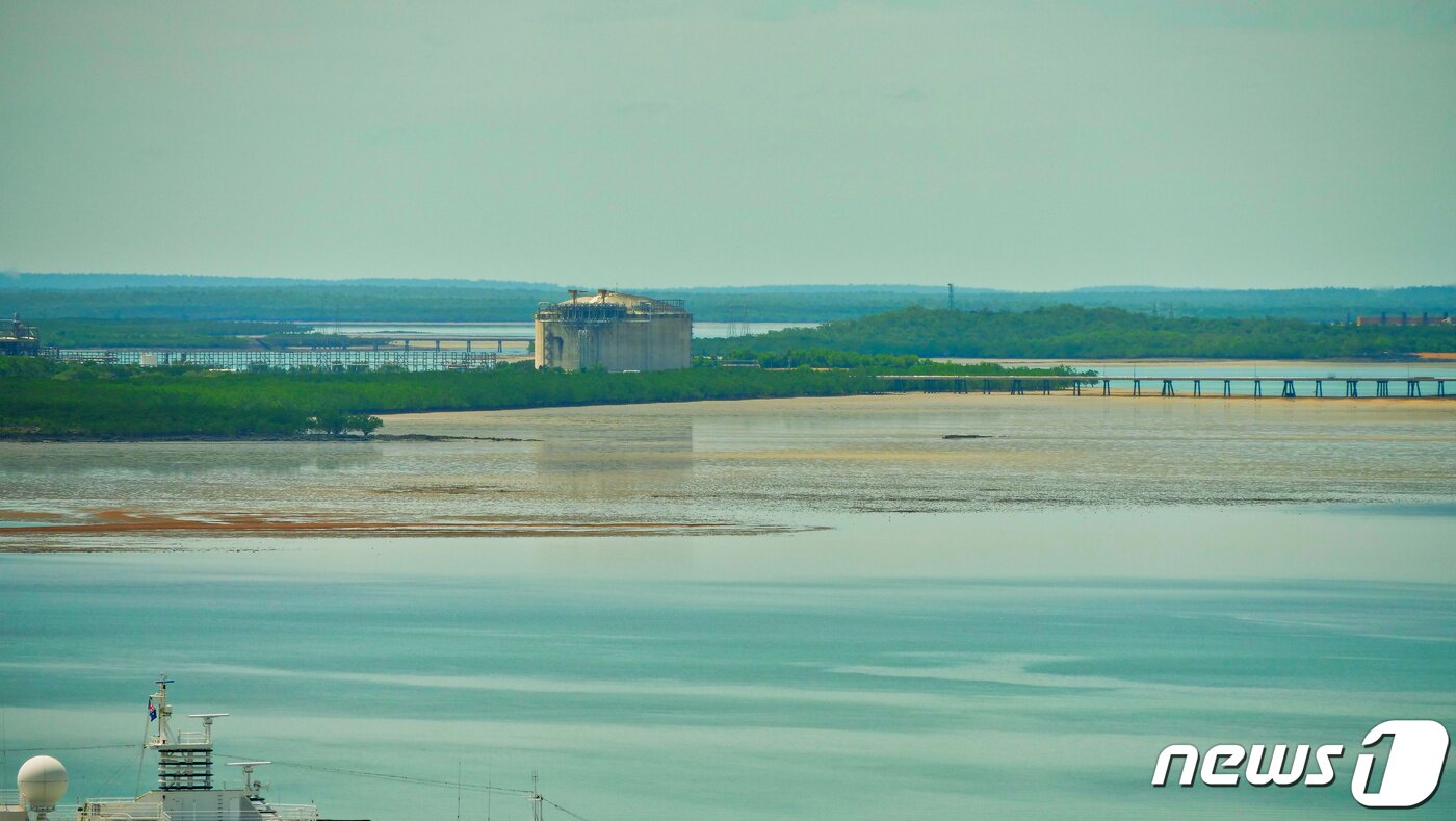 본문 이미지 - 호주 북부준주 다윈 해변에서 보이는 바로사 가스전 항만시설 모습. /뉴스1 ⓒ News1 황덕현 기자