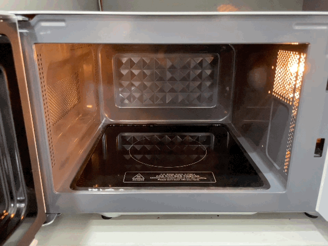 본문 이미지 - 쿠쿠전자 무회전 플랫타입 전자레인지에는 회전판이 없는 대신 세라믹 플레이트가 있어 음식을 균일하게 데운다. ⓒ News1 이민주 기자