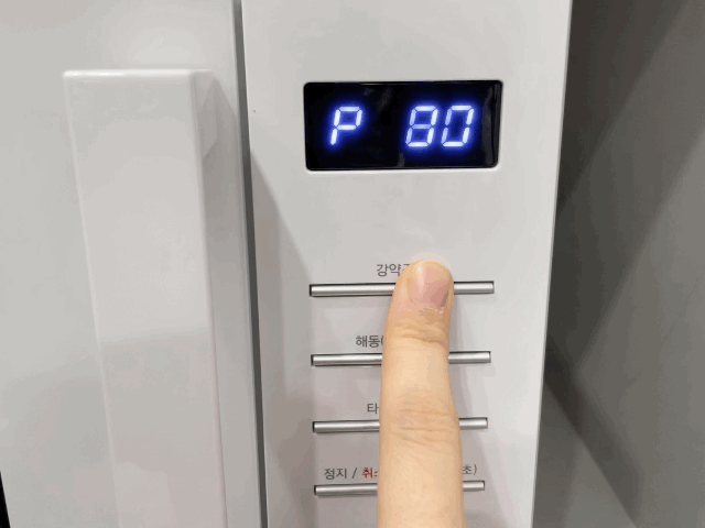 본문 이미지 - 쿠쿠전자 무회전 플랫타입 전자레인지의 출력 정도를 조절하는 모습 ⓒ News1 이민주 기자