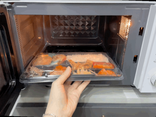 본문 이미지 - 쿠쿠전자 무회전 플랫타입 전자레인지에 큰 사이즈의 편의점 도시락을 넣어 돌리는 모습 ⓒ News1 이민주 기자