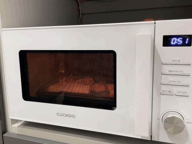 본문 이미지 - 쿠쿠전자 무회전 플랫타입 전자레인지에 도시락을 넣어 데우는 모습 ⓒ News1 이민주 기자