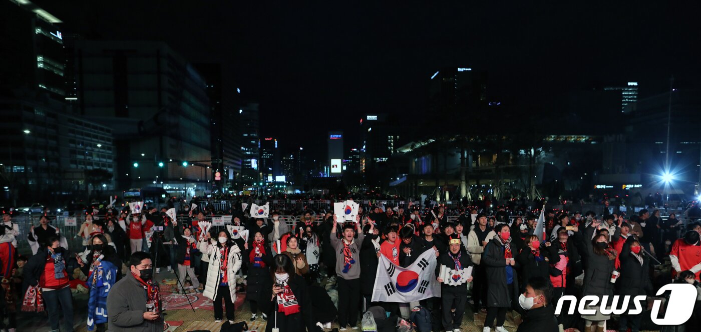 본문 이미지 - 대한민국 축구대표팀을 응원하는 붉은 악마들이 지난해 12월2일 오후 서울 세종대로 광화문광장에서 2022 카타르 월드컵 H조 조별리그 3차전 대한민국과 포르투갈의 경기를 앞두고 응원을 펼치고 있다. 2022.12.2/뉴스1 ⓒ News1 이승배 기자