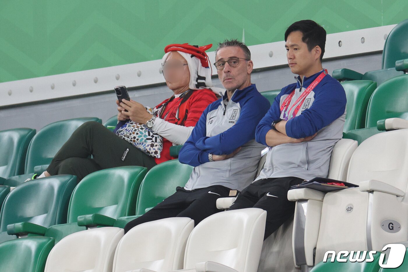 본문 이미지 - 파울루 벤투 대한민국 축구대표팀 감독이 2일 오후(현지시간) 카타르 알라이얀 에듀케이션 시티 스타디움에서 열린 2022 카타르 월드컵 조별리그 H조 3차전 포르투갈과의 경기에서 관중석에 앉아 있다. 벤투 감독은 지난 가나와의 조별리그 2차전에서 레드 카드를 받았었다. 2022.12.3/뉴스1 ⓒ News1 이광호 기자