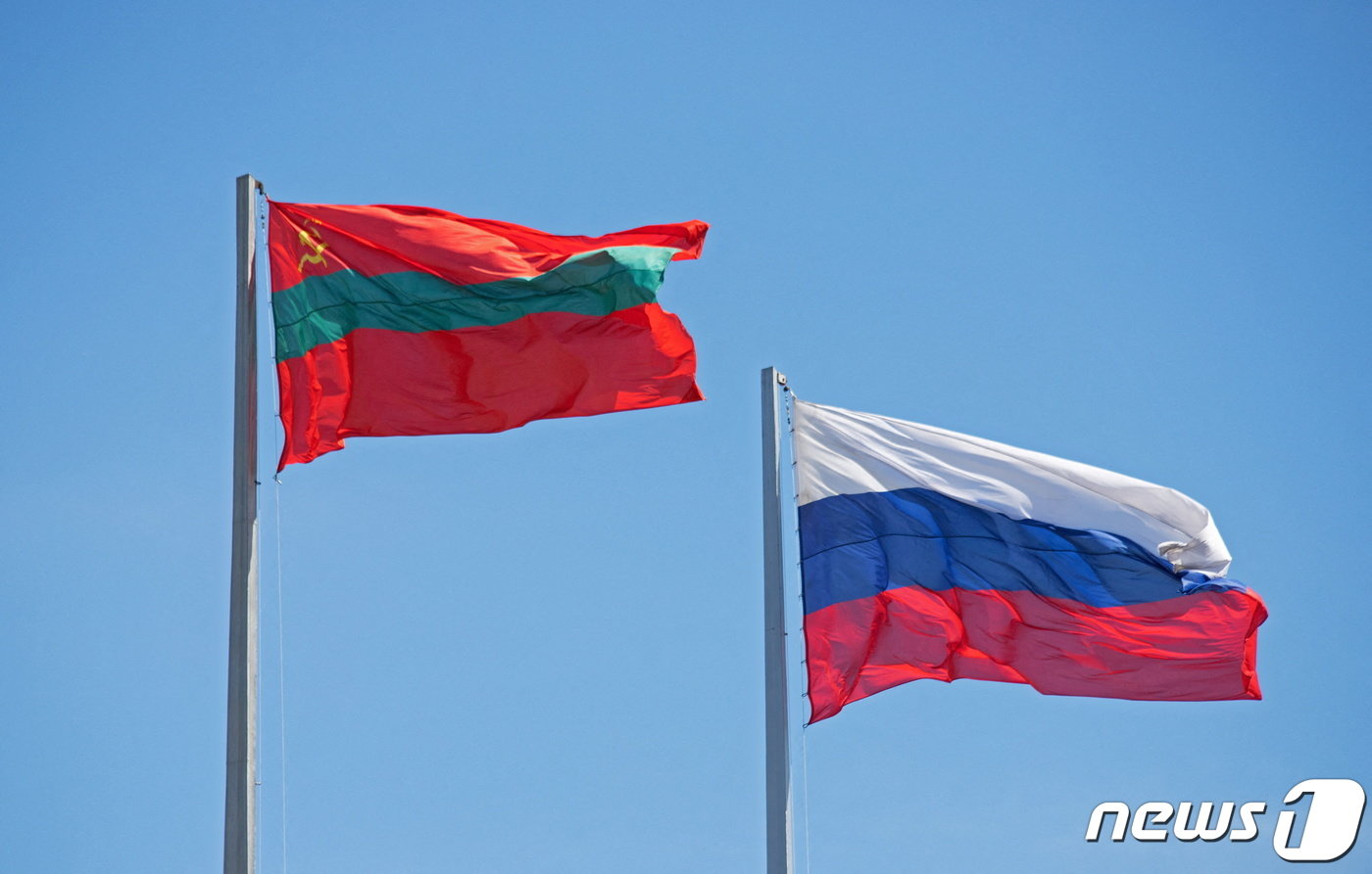 본문 이미지 - 트란스니스트리아 수도 티라스폴에 걸려있는 몰도바 국기와 러시아 국기. 트란스니스트리아는 1991년 옛 소련 몰도바에서 사실상 분리 독립해 러시아 지원을 받고 있다. 몰도바 동부와 우크라이나 서남부 접경 지역이다. 몰도바와 국제사회는 트란스니스트리아를 미승인국으로 지정, 몰도바는 남부 가가우지아와 함께 자국의 자치국가로 규정하고 있다. 2022.05.05 ⓒ 로이터=뉴스1 ⓒ News1 정윤미 기자