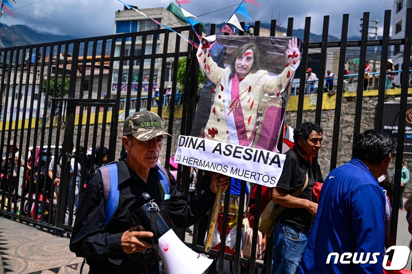 본문 이미지 - 19일(현지시간) 페루 아방카이에서 현지 교사와 페루 원주민들이 새로 취임한 디나 볼루아르테 페루 대통령 사진에 붉은 페인트를 뿌린 채 탄핵 불복 시위를 이어가고 있다. 2022.12.19. ⓒ AFP=뉴스1 ⓒ News1 김성식 기자