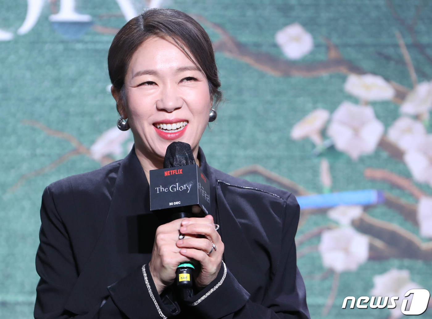 (서울=뉴스1) 권현진 기자 = 배우 염혜란이 20일 서울 종로구 JW 메리어트 동대문 스퀘어 서울에서 열린 넷플릭스 드라마 '더 글로리' 제작발표회에서 인사말을 하고 있다.'더 …