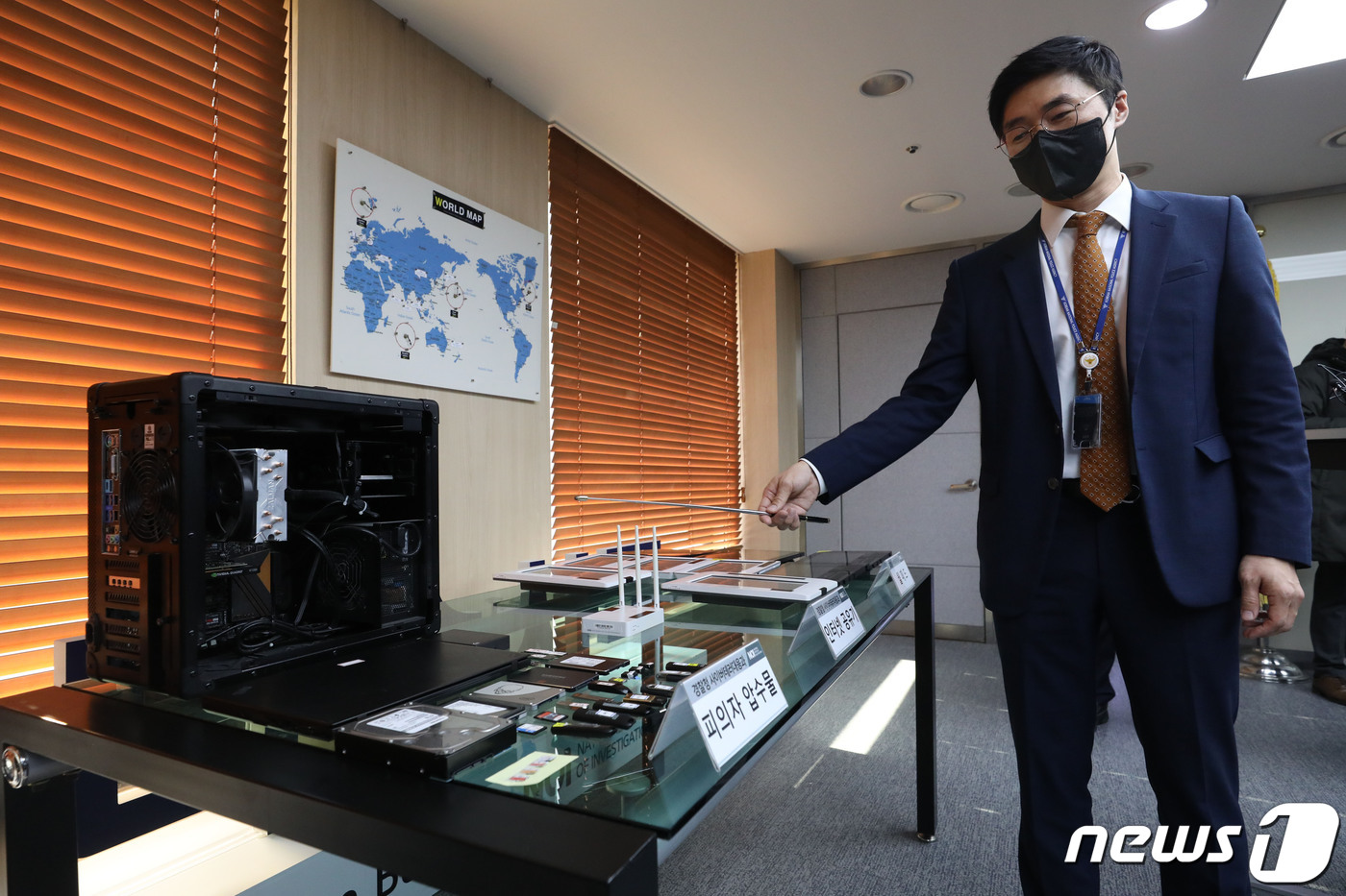 (서울=뉴스1) 이광호 기자 = 경찰청 사이버테러수사팀장 박현민 경감이 20일 서울 서대문구 경찰청에서 가진 월패드 해킹 사건 수사결과 브리핑에서 피의자 압수물에 대해 설명하고 있 …