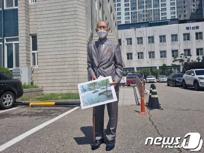 본문 이미지 -  지난해 8월 경기 의정부시 민락2지구 광장에서 30대 남성을 집단폭행해 숨지게 한 혐의 등으로 기소된 10대 남성들에 대한 두 번째 재판이 열린 지난 8월 23일 법원 앞에서 만난 피해자 아버지. ⓒ 뉴스1 양희문 기자