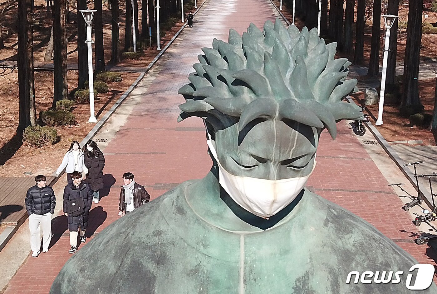 본문 이미지 - 영남대 경산캠퍼스 어린왕자(작품명 '별05') 조형물에 마스크가 여전히 씌워져 있다./뉴스1 ⓒ News1 공정식 기자