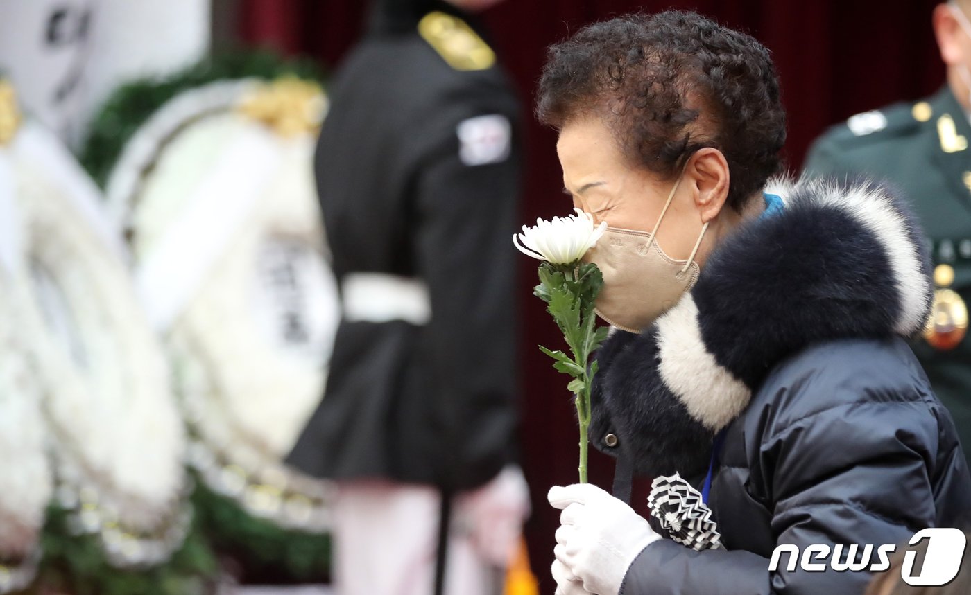 본문 이미지 - 20일 오전 대전 유성구 국립대전현충원에서 엄수된 6·25 전사자 발굴 유해 합동 안장식에서 유가족이 눈물을 삼키고 있다. 2022.12.20/뉴스1 ⓒ News1 김기태 기자
