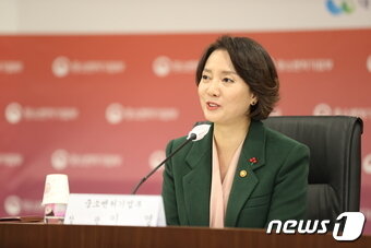 본문 이미지 - 이영 중소벤처기업부 장관이 서울 여의도 중소기업중앙회에서 열린 ‘상생조정위원회 제12차 회의’에서 인사말을 하고 있다. (중소벤처기업부 제공)