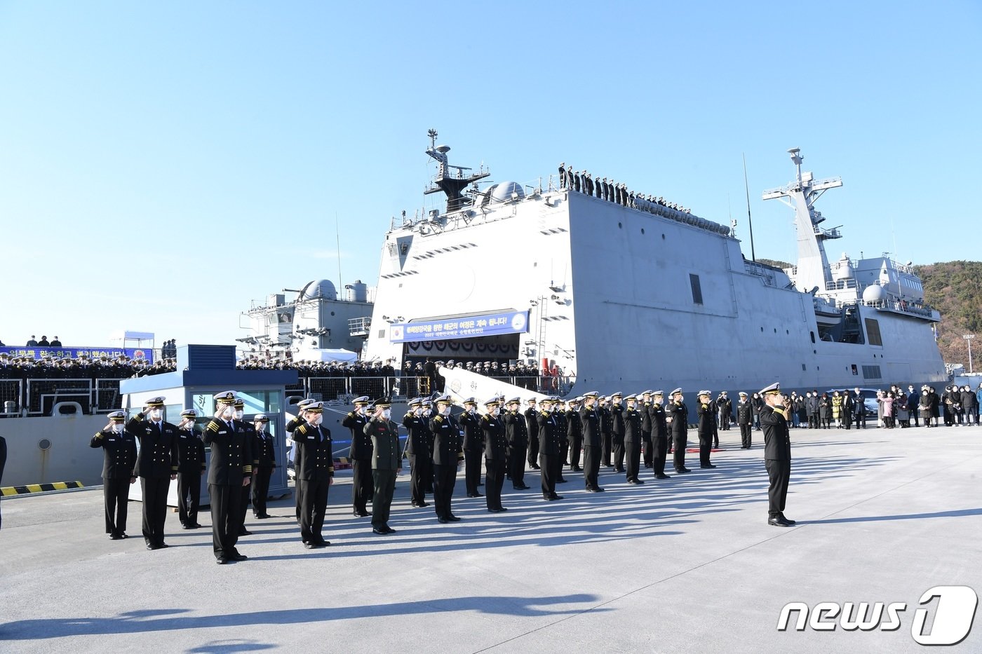 2022 해군 순항훈련전단 소속 장병과 해군사관생도들. &#40;해군 작전사 제공&#41; 2022.12.20/뉴스1