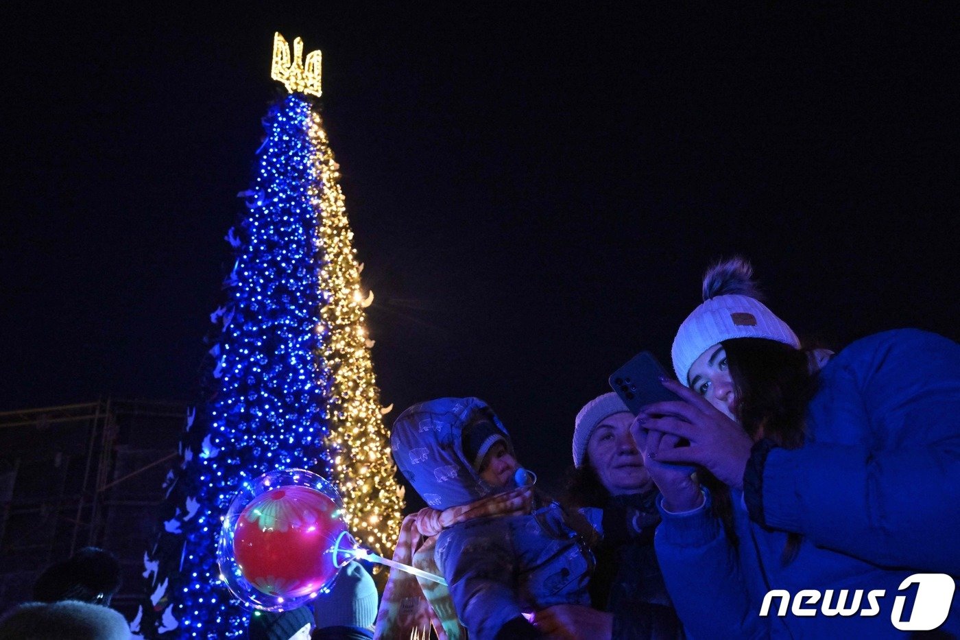 본문 이미지 - 우크라이나 전쟁이 계속되고 있는 가운데 19일&#40;현지시간&#41; 우크라이나 수도 키이우 도심에 있는 소피아 광장에 크리스마트 트리가 설치됐다. ⓒ AFP=뉴스1 ⓒ News1 최종일 기자