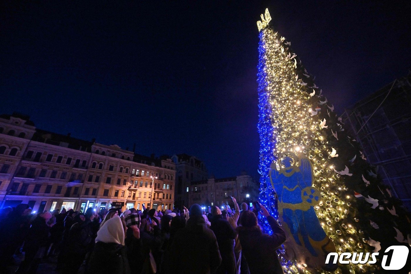 본문 이미지 - 우크라이나 전쟁이 계속되고 있는 가운데 19일&#40;현지시간&#41; 우크라이나 수도 키이우 도심에 있는 소피아 광장에 크리스마트 트리가 설치됐다. ⓒ AFP=뉴스1 ⓒ News1 최종일 기자