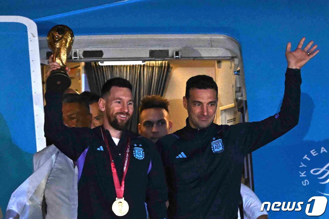 본문 이미지 - 월드컵을 들고 공항에 도착한 리오넬 메시와 리오넬 스칼로니 감독. ⓒ AFP=뉴스1