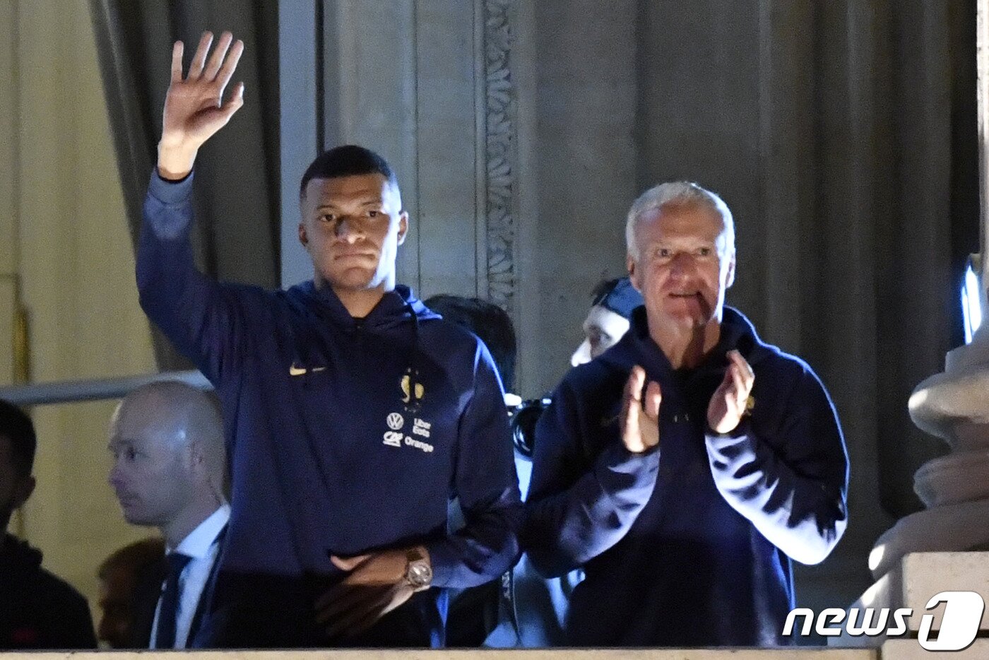 본문 이미지 - 월드컵을 마치고 마지막으로 팬들에게 인사하는 킬리안 음바페(왼쪽)와 디디에 데샹 감독. ⓒ AFP=뉴스1