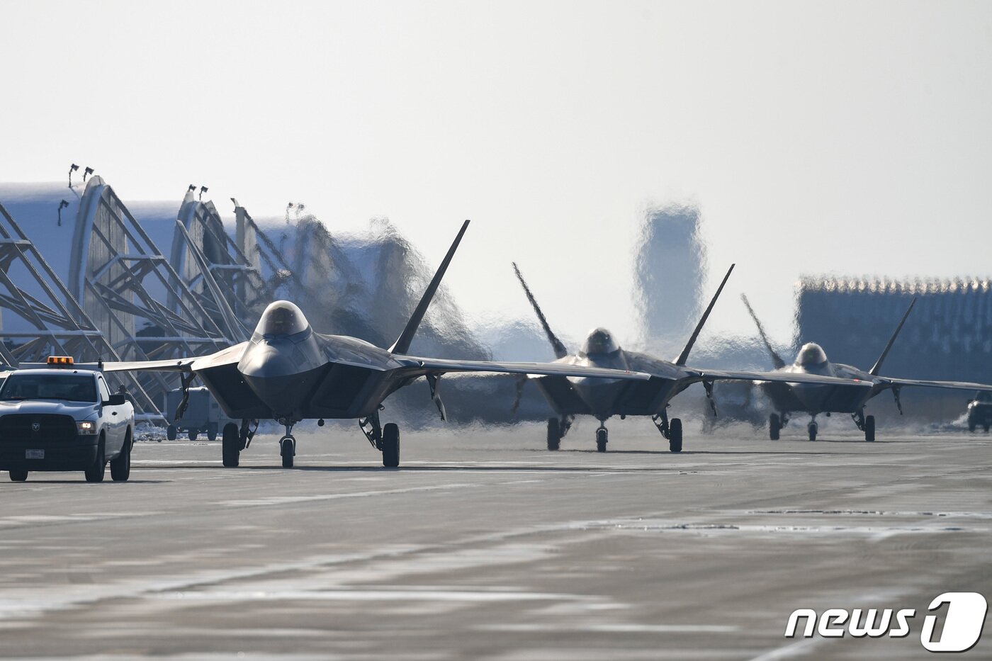 본문 이미지 - 20일 한미 연합공군훈련을 위해 한반도에 전개한 미국 F-22 전투기가 군산기지에 착륙하여 지상활주하고 있다. (국방부 제공) 2022.12.20/뉴스1