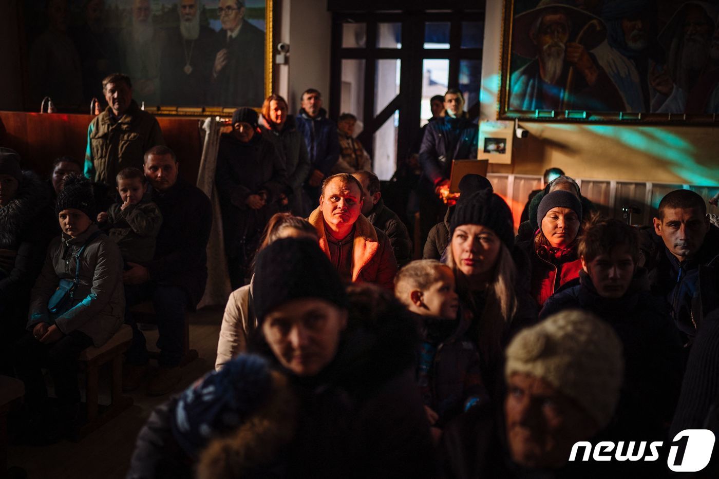 본문 이미지 - 우크라이나 남부 항구도시 헤르손의 정교회 신자들이 19일 성 베드로 대성전에서 미사에 참석한 모습. 2022. 12. 19. ⓒ AFP=뉴스1 ⓒ News1 최서윤 기자