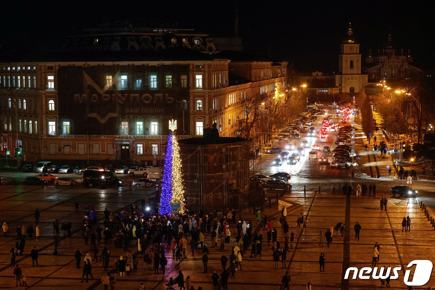 본문 이미지 - 19일&#40;현지시간&#41; 우크라이나 수도 키이우 도심 소피아 광장에 크리스마스 트리가 점등된 가운데 시민들이 모여 조국의 승리와 평화를 기원하고 있다. 2022. 12. 19. ⓒ 로이터=뉴스1 ⓒ News1 최서윤 기자