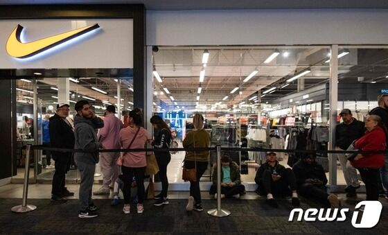 미국 나이키 매장 앞에 사람들이 줄을 서고 있다. © AFP=뉴스1