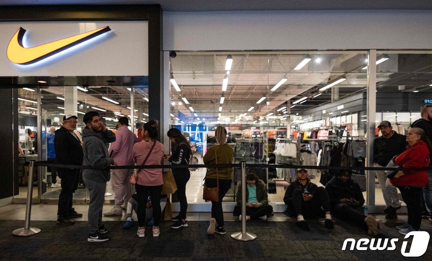 본문 이미지 - 미국 나이키 매장 앞에 사람들이 줄을 서고 있다. ⓒ AFP=뉴스1