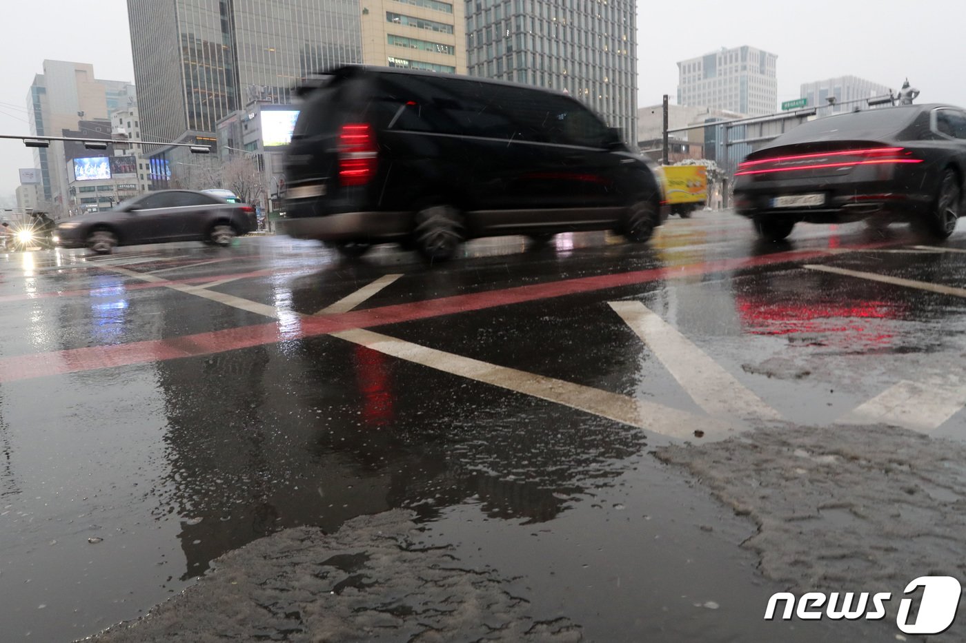 본문 이미지 - 서울을 비롯해 중부지방에 대설특보가 발효된 21일 오전 서울 종로구 세종대로 일대에 내린 눈이 녹아 있다. 2022.12.21/뉴스1 ⓒ News1 조태형 기자
