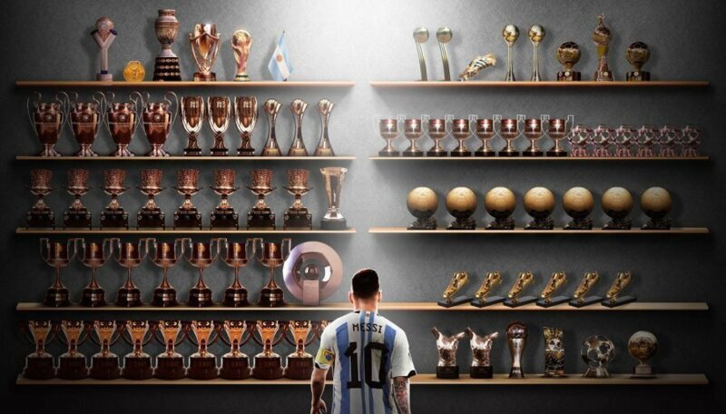 본문 이미지 - 2022 FIFA 카타르 월드컵에서 우승컵을 들어 올리며 진정한 축구계 GOAT(역대 최고의 선수·The Greatest Of All Time)로 거듭난 리오넬 메시(파리 생제르맹). 축구선수 최고의 명예라는 발롱도르상 7회 수상을 비롯, 크고 작은 트로피 70여개를 거머쥐며 단연 '올타임' 세계 최고 선수로 인정받고 있는 그가 지금까지 받은 트로피들과 함께 서있는 모습. 트위터 캡쳐