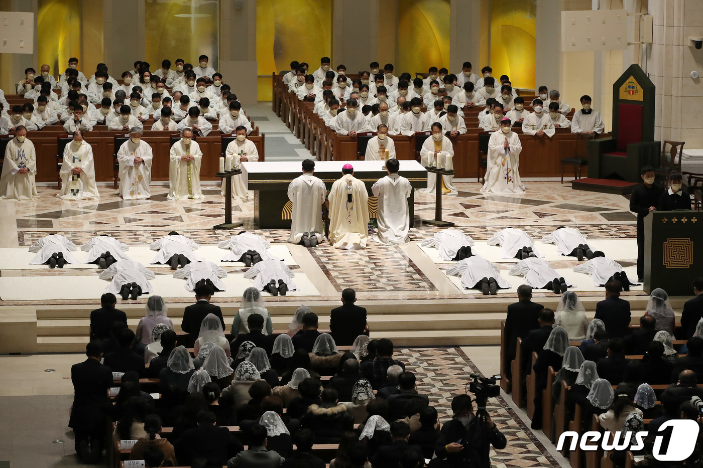 (대구=뉴스1) 공정식 기자 = 21일 오전 대구 수성구 주교좌 범어대성당에서 조환길(타대오) 대주교 주례로 거행된 '2023 천주교 대구대교구 사제·부제 서품식'에서 사제·부제 …