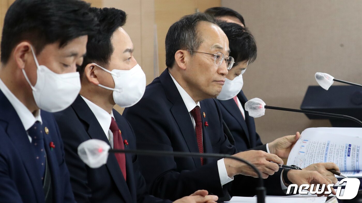 본문 이미지 - 추경호 경제부총리 겸 기획재정부 장관과 관계부처 장·차관들이 21일 서울 종로구 세종대로 정부서울청사에서 2023년 경제정책방향 합동 발표를 하고 있다. 2022.12.21/뉴스1 ⓒ News1 김명섭 기자