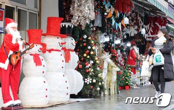 본문 이미지 - 크리스마스를 나흘 앞둔 21일 서울 남대문시장에 크리스마스용품 등이 진열돼 있다. (뉴스1DB) ⓒ News1 조태형 기자