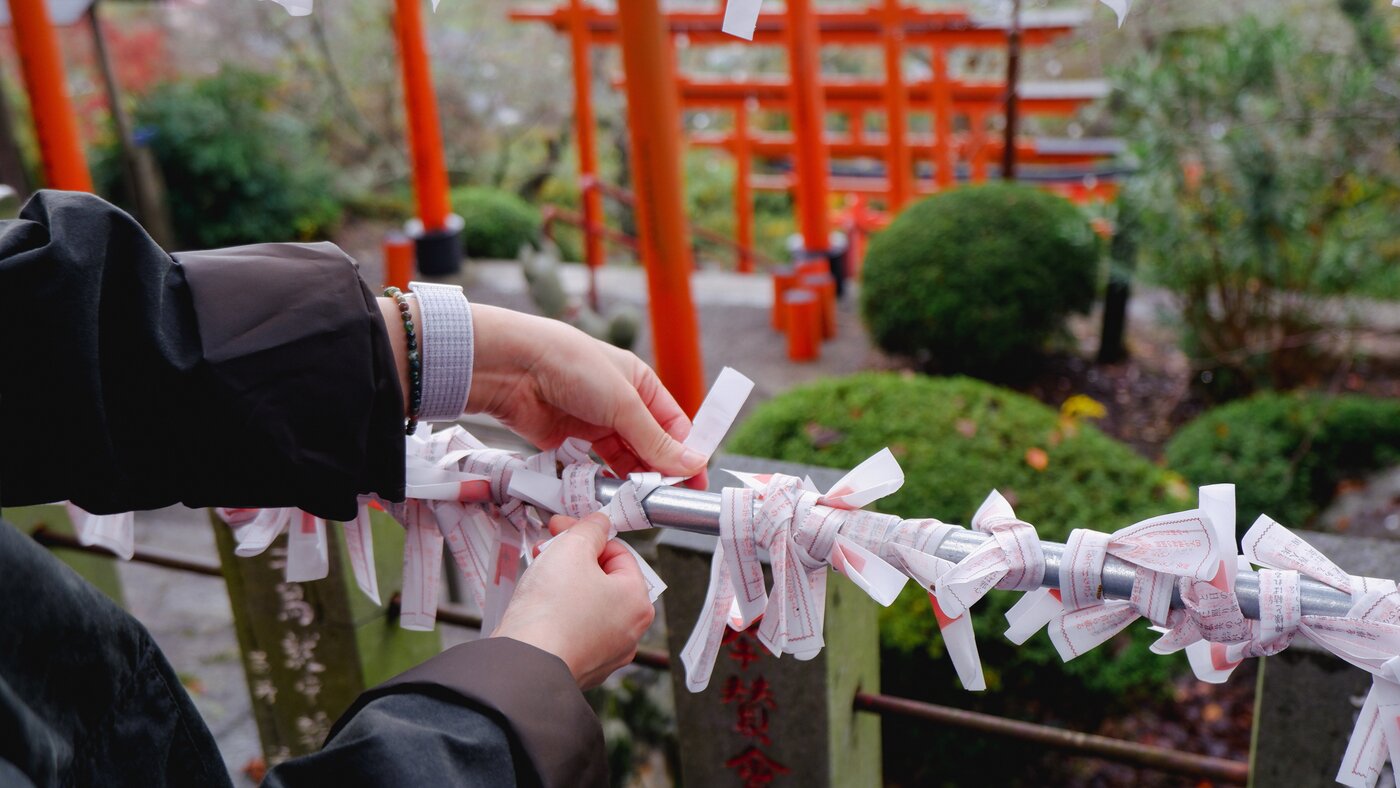 본문 이미지 - 소원 성취의 종이들이 줄지어 묶여 있다ⓒ News1 