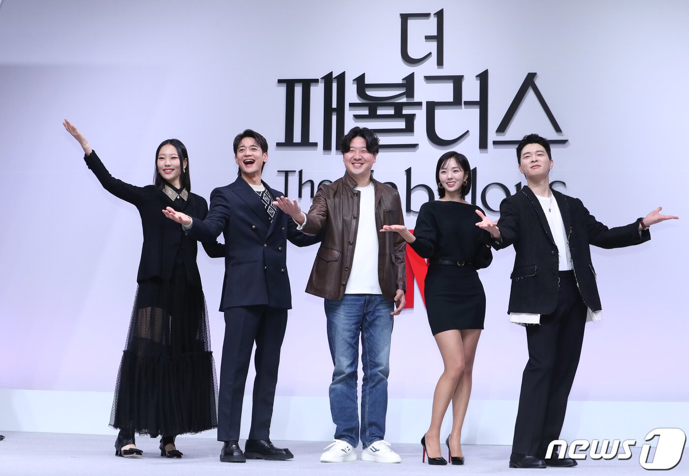 본문 이미지 - 배우 박희정(왼쪽부터)과 최민호, 김정현 감독, 채수빈, 이상운이 21일 서울 강남구 조선팰리스 서울에서 열린 넷플릭스 시리즈 ‘더 패뷸러스’ 제작발표회에서 포즈를 취하고 있다. ‘더 패뷸러스’는 패션(fashion)이라 쓰고 열정(passion)이라 읽는 패션계에 인생을 바친 청춘들의 꿈과 사랑, 우정을 그린 작품이다. 2022.12.21/뉴스1 ⓒ News1 권현진 기자