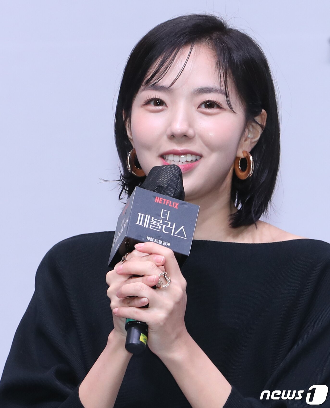 본문 이미지 - 배우 채수빈이 21일 서울 강남구 조선팰리스 서울에서 열린 넷플릭스 시리즈 ‘더 패뷸러스’ 제작발표회에서 인사말을 하고 있다. ‘더 패뷸러스’는 패션(fashion)이라 쓰고 열정(passion)이라 읽는 패션계에 인생을 바친 청춘들의 꿈과 사랑, 우정을 그린 작품이다. 2022.12.21/뉴스1 ⓒ News1 권현진 기자