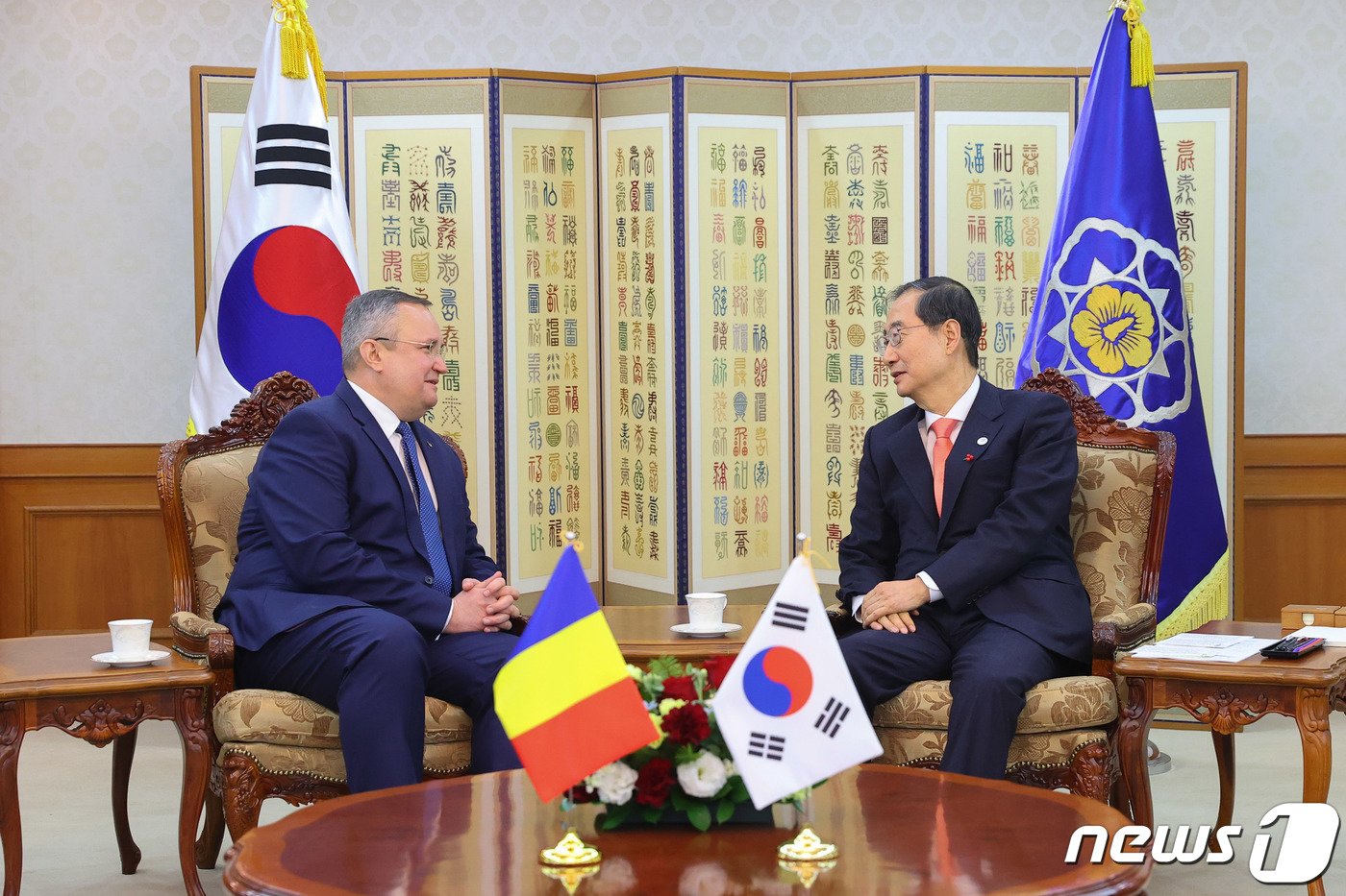 한덕수 국무총리가 21일 정부서울청사에서 니콜라에 치우카 루마니아 총리와 환담을 나누고 있다. &#40;총리실 제공&#41; 2022.12.21/뉴스1