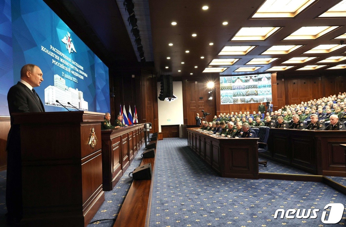 본문 이미지 - 블라디미르 푸틴 러시아 대통령&#40;우측&#41;이 21일&#40;현지시간&#41; 모스크바 국방통제센터에서 국방 고위 지도부 확대 회의를 열고 있다. 2022. 12. 21. ⓒ AFP=뉴스1 ⓒ News1 최서윤 기자