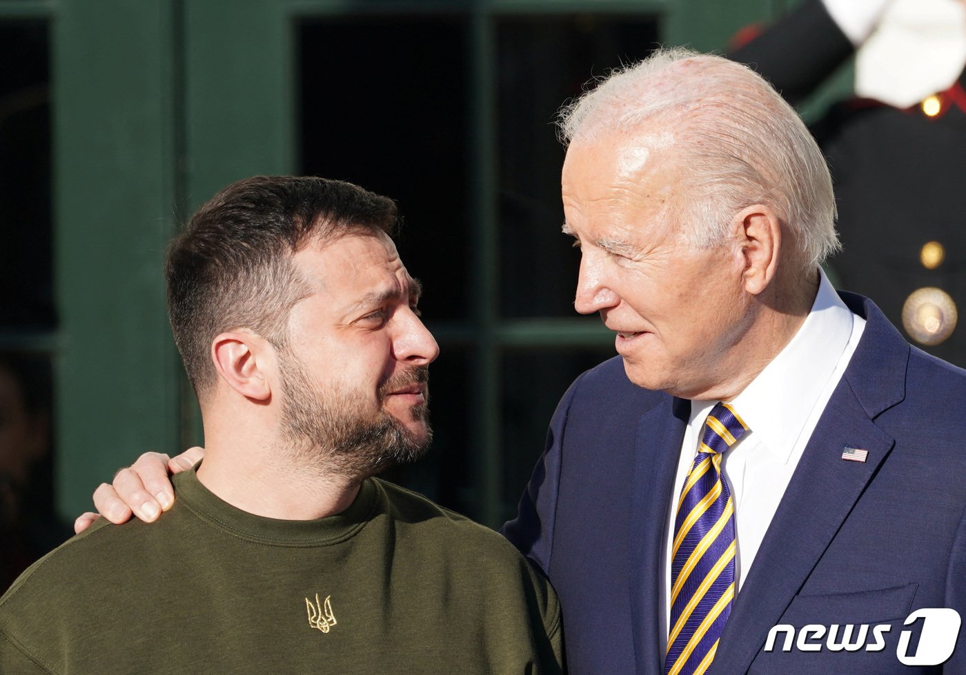 본문 이미지 - 조 바이든 미국 대통령&#40;우측&#41;이 21일&#40;현지시간&#41; 워싱턴 백악관을 방문한 볼로디미르 젤렌스키 우크라이나 대통령을 맞이하고 있다. 2022. 12. 21. ⓒ 로이터=뉴스1 ⓒ News1 최서윤 기자