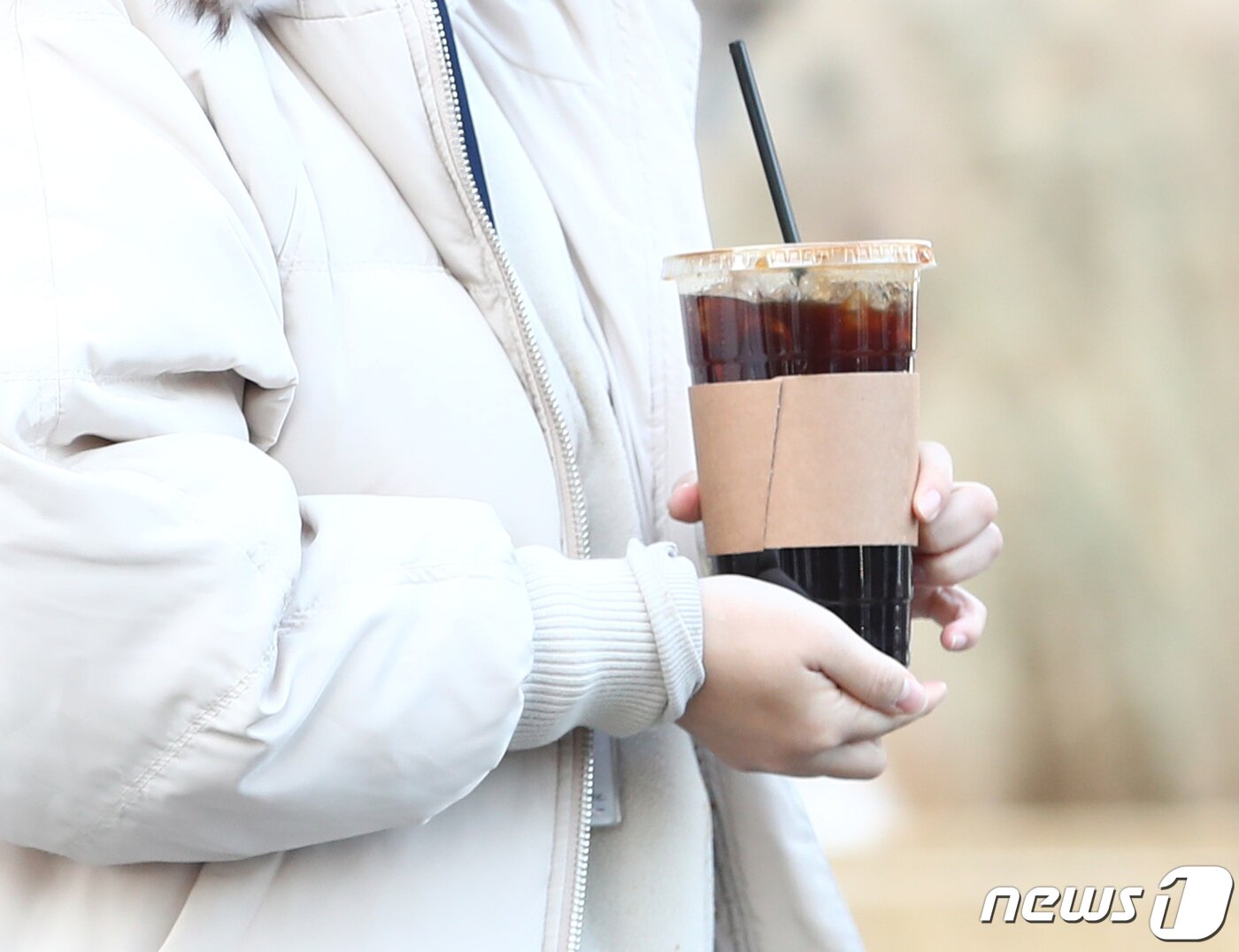 본문 이미지 - 절기상 밤의 길이가 가장 길다는 '동지(冬至)'인 22일 오전 서울 종로구 광화문네거리에서 시민이 커피를 들고 발걸음을 옮기고 있다. 2022.12.22/뉴스1 ⓒ News1 김민지 기자
