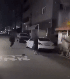 본문 이미지 - 중학생 2명이 번갈아가며 여성을 폭행했고, 또 다른 학생 1명이 이를 웃으며 촬영한 뒤 SNS에 올렸다. (MBN 갈무리)