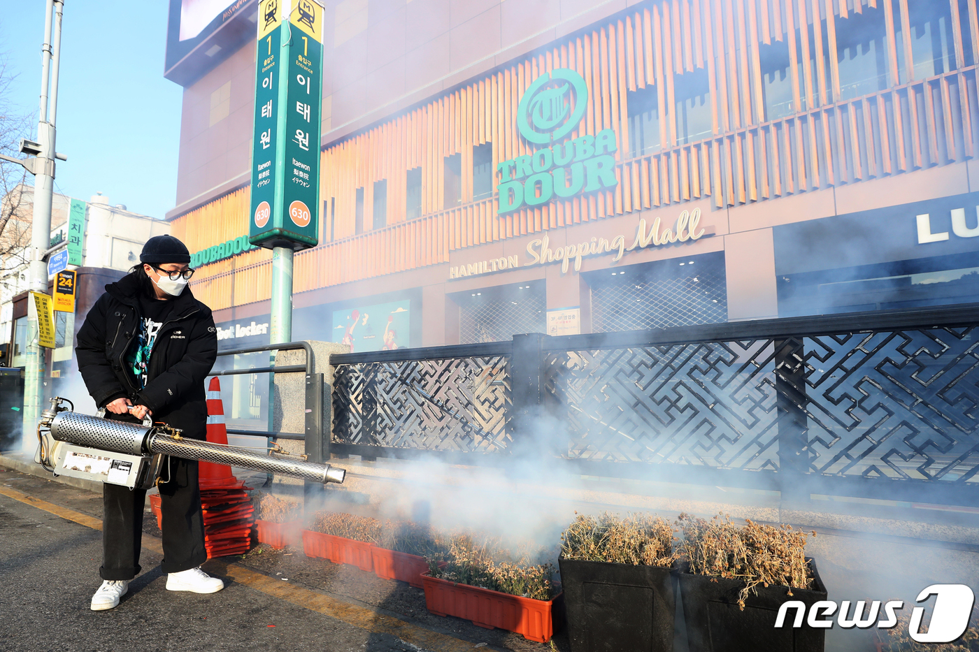 (서울=뉴스1) 황기선 기자 = 용산구 보건소 관계자가 22일 오전 서울 이태원역 1번출구 앞에서 추모 관련 물품이 놓여져 있던 곳을 소독하고 있다.지난 21일 오후 이태원 참사 …